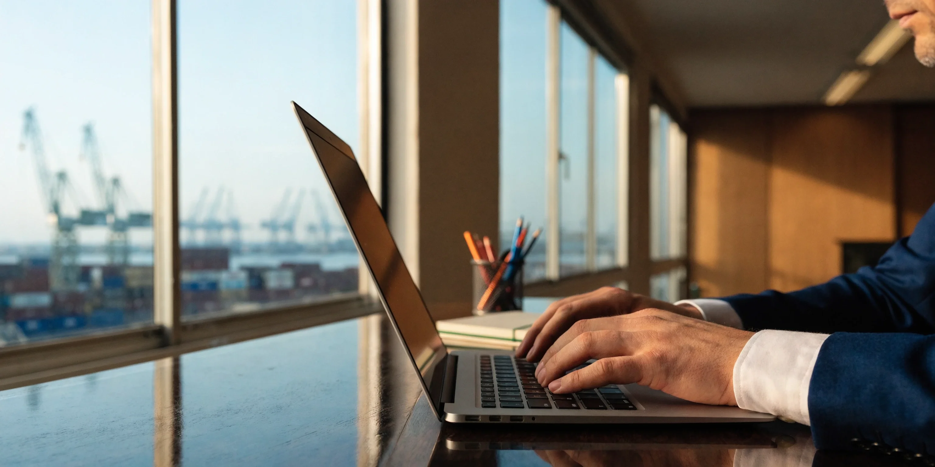 Infographic showing 6 common duty drawback filing mistakes and solutions, with checklist items for documentation, timelines, and compliance to maximize refunds